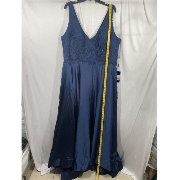 NWT $438 La Femme Curve [ PLUS 22 ] Embroidered Beaded Satin Gown in Navy‎ - Picture 5 of 12
